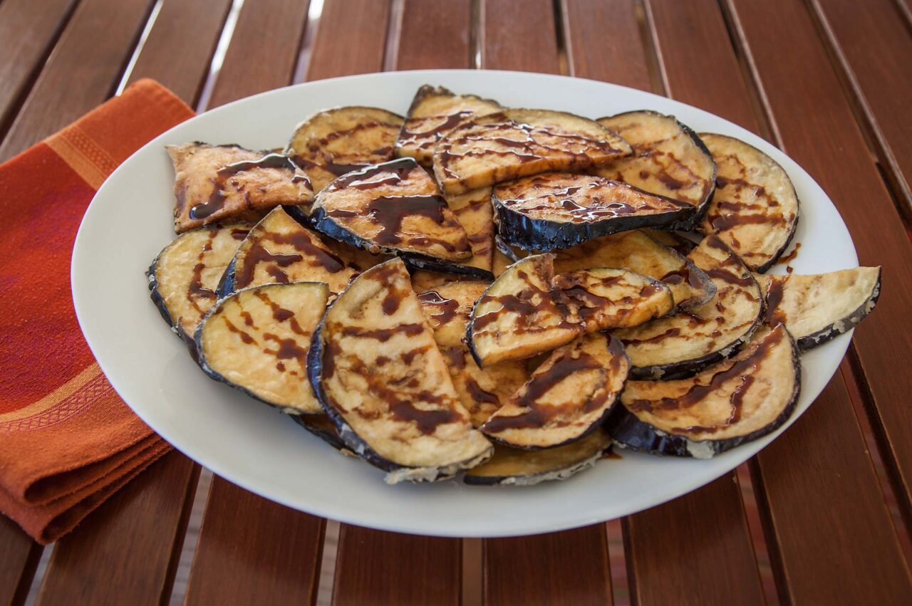 Berenjena frita con miel de caña