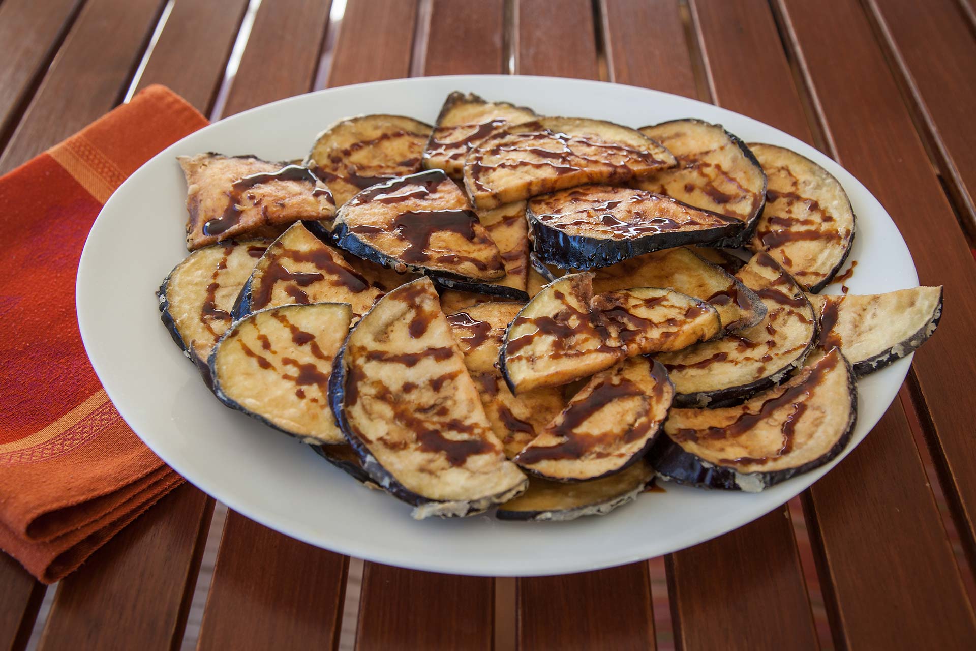 Berenjena frita con miel de caña - Recetas de Chelo