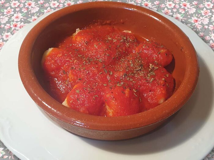 Ñoquis con salsa de tomate y albahaca